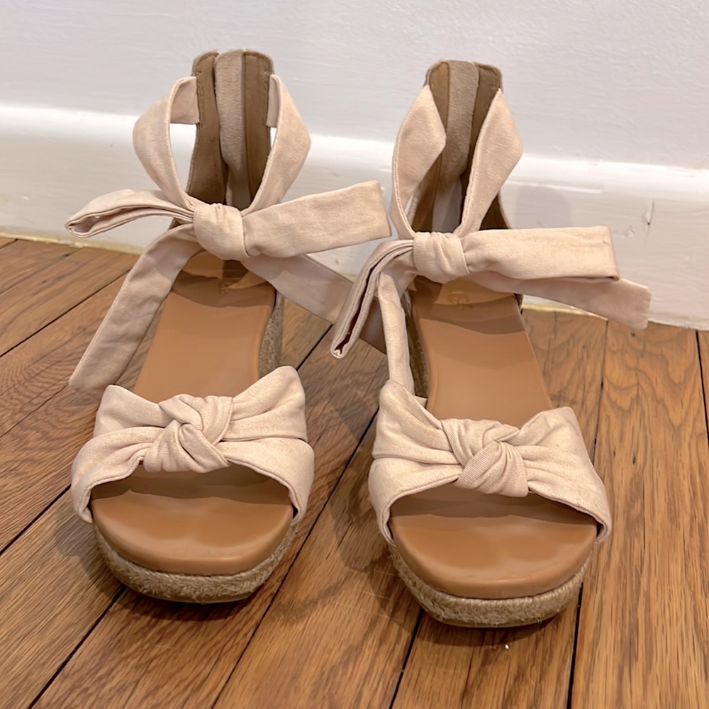 UGG. 9 wedge. Zip back, tie bow ankle detail
